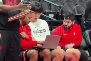 在聊什么？杨瀚森赛前与助教人员积极沟通，无需翻译！