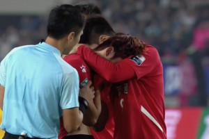 遗憾！南通队球员李贤成失点丢冠后痛哭，主裁马宁上前安慰